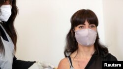 Robyn Porteous, volontaire des essais de vaccins, reçoit une injection d'un vaccin dans le cadre de l'essai clinique à Johannesburg, Afrique du Sud , 27 août 2020.