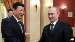 中國國家主席習近平和俄羅斯總統普京2月7日在索契握手