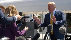 Presiden Donald Trump berbicara pada para reporter di South Lawn Gedung Putih, Washington, D.C., Sabtu, 22 Juni 2019 (foto: AP Photo/Susan Walsh)