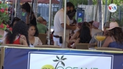 El gobernador de Florida, Ron DeSantis, vetó el servicio de alcohol en los bares de Florida para evitar aglomeraciones ante el aumento de casos.