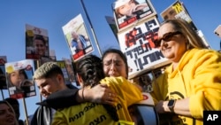La gente reacciona mientras ve la transmisión de la liberación del soldado israelí Agam Berger, uno de los ocho rehenes que serán liberados hoy como parte de un alto el fuego en la Franja de Gaza, en Tel Aviv, Israel, el 30 de enero de 2025.