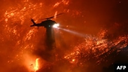 Helikopter gasi požar u kanjonu Mandevil (Foto: Patrick T. Fallon/AFP)