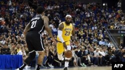 LeBron James des Los Angeles Lakers face à Wilson Chandler of the Brooklyn Nets, USA, le 10 octobre 2019.