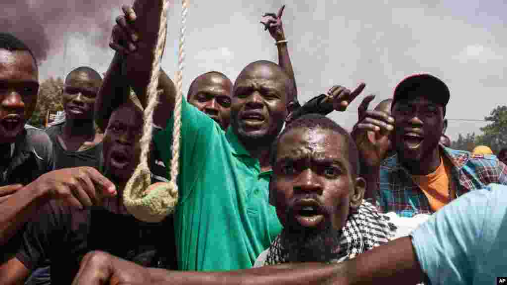 Manifestations et contre-manifestaions après le coup d'Etat, dans la rue de Ouagadougou
