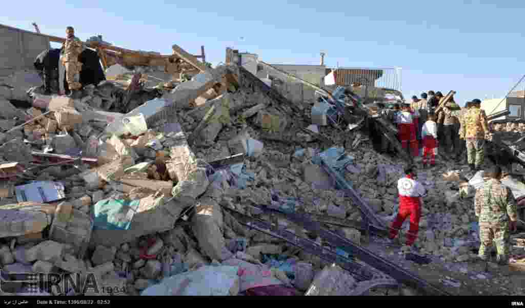 Un puissant tremblement de terre a secoué la frontière Iran-Irak dimanche dernier, tuant plus d'une centaine de personnes et en blessant 800 dans la seule région montagneuse de l'Iran, ont déclaré les médias d'Etat, le 13 novembre 2017.