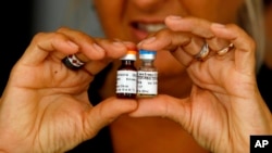Un medicamento utilizado en el tratamiento del cáncer de pulmón avanzado, CimaVax EGF, se exhibe para los medios durante una conferencia de prensa en La Habana, el martes 24 de junio de 2008. 