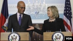 El presidente electo de Haití, Michel Martelly, y la Secretaria de Estado, Hillary Clinton.