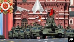Tanques soviéticos E-34 avanzan en la Plaza Roja de Moscú para el desfile del Día de la Victoria en Moscú, Rusia, el martes 9 de mayo de 2023, por el 78º aniversario del final de la II Guerra Mundial.