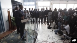 Le président sénégalais Macky Sall, avant gauche, répond aux questions des journalistes lors d'une conférence de presse conjointe, à l'aéroport de Dakar, Sénégal, le 12 mars 2013.