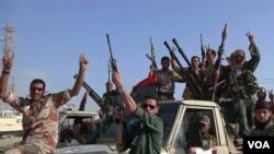 El gobierno de Gadhafi sostiene que está atacando a los rebeldes en el bastión de Bengasi.
