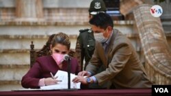 La presidente interina de Bolivia, Jeanine Áñez, promulga la Ley que fija el 18 de octubre de 2020 como fecha máxima para la realización de los comicios electorales en Bolivia. [Foto: Fabiola Chambi, VOA]