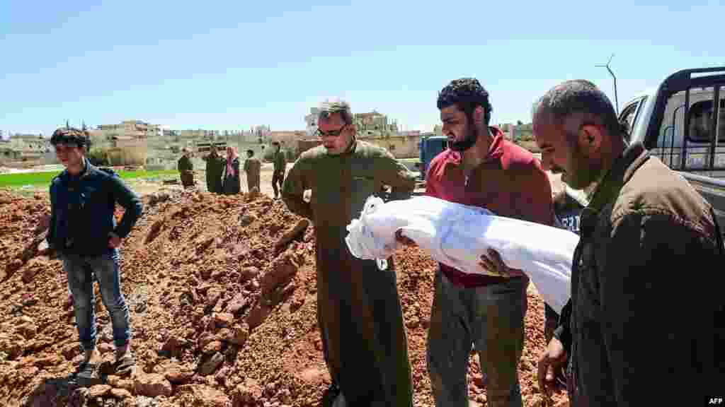'Yan Syria suna jana'izar wadanda suka rasu sanadiyar harin iskar gas da aka kai a Idlib na Syria