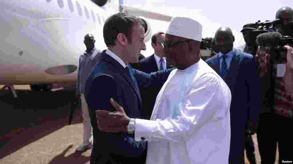 Shugaban Kasar Faransa Emmanuel Macron ya gana da takwaransa na kasar Mali Ibrahim Boubacar Keita a jihar Gao dake arewacin Mali, ranar Juma'a 19 ga watan Mayu shekarar 2017. 