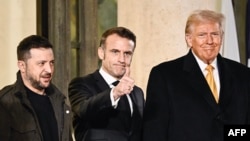 (Chapdan) Ukraina Prezidenti Vladimir Zelenskiy, Fransiya rahbari Emmanuel Makron va AQSh prezidenti etib saylangan Donald Tramp, Parij, Fransiya, 2024-yil, 7-dekabr