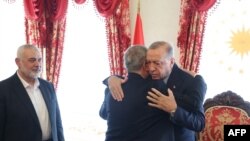 استقبال رجب طیب اردوغان، رئیس جمهوری ترکیه، از خالد مشعل، اسماعیل هنیه، و دیگر اعضای رهبری سیاسی حماس. استانبول، شنبه ۱ اردیبهشت ۱۴۰۳