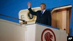 El presidente Donald Trump arriva a la Base Aéra Paya Lebar para una cumbre con el líder norcoreano, Kim Jong Un, el domingo, 10 de junio de 2018.