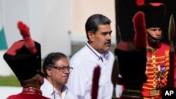 Los presidentes de Colombia y Venezuela, Gustavo Petro y Nicolás Maduro, presencian actos de la guardia de honor en el Palacio de Miraflores, en Caracas, en la visita oficial del mandatario vecino, el 18 de noviembre de 2023.