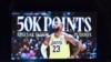 LeBron James (23) après avoir marqué un panier de trois points contre la Nouvelle-Orléans, Los Angeles, USA, le 4 mars 2025. 