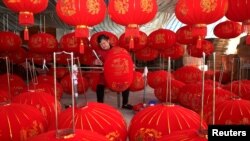 中國安徽省的一個燈籠作坊里工人在製作燈籠。 （2019年12月11日）
