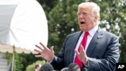 El presidente Donald Trump habla con reporteros antes de abordar el helicóptero Marine One en el jardín sur de la Casa Blanca, en Washington, el 17 de agosto del 2018. 