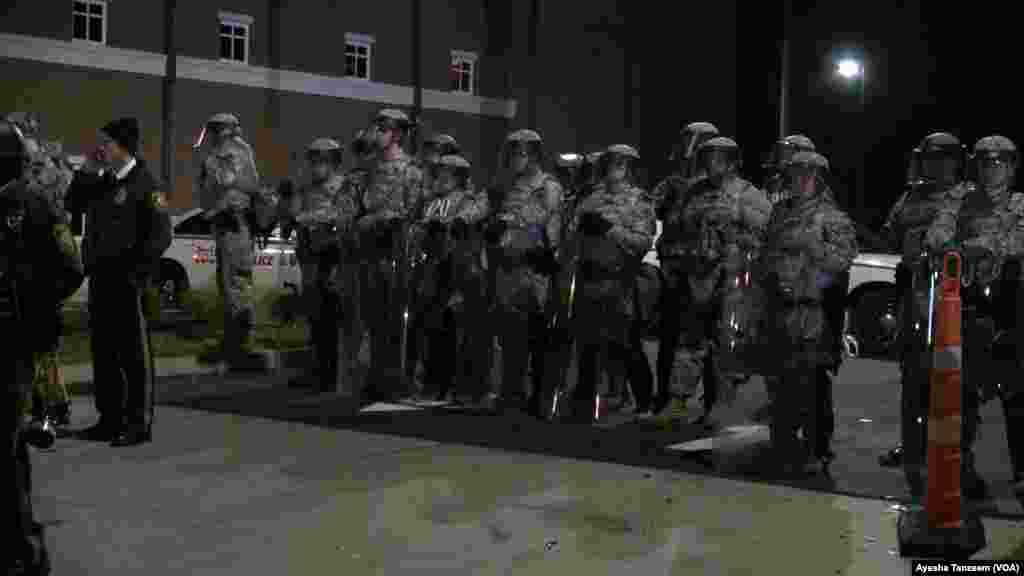 Les gardes nationaux de Missouri se réunissent en dehors du département de police de Ferguson, à Ferguson, Missouri, le 25 novembre 2014.