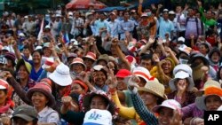 អ្នក​គាំទ្រ​គណបក្ស​សង្គ្រោះ​ជាតិ ស្រែក​នៅ​ក្នុង​អំឡុង​​បាតុកម្ម​កាល​ពី​ថ្ងៃ​ទី​១៦ ធ្នូ ២០១៣។