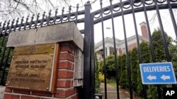 Gerbang kediaman konsul jenderal Rusia, Senin, 26 Maret 2018, di Seattle.