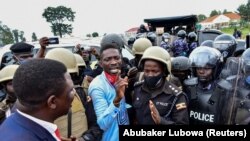 Bobi Wine (centre), lors de son arrestation en novembre 2020.
