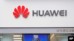 Une enseigne du géant chinois de la technologie Huawei à Shenzhen, dans la province chinoise du Guangdong, le jeudi 7 mars 2019. (Photo AP / Kin Cheung)