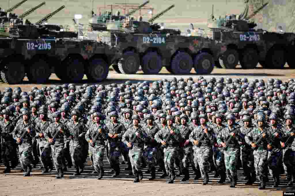 中国解放军军人和战车在内蒙古朱日和训练基地准备参加阅兵,庆祝解放军建军90周年(2017年7月30日)。中国共产党中央机关报《人民日报》旗下的《环球时报》8月10日发表社评说:“中国应当明确,如果朝鲜主动发射威胁美国领土的导弹,并招来报复,中方将保持中立。” “我们还应明确,如果美韩同盟发动军事打击,试图颠覆朝鲜政权,改变朝鲜半岛的政治版图,中国将坚决出手阻止。”