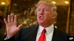 El magnate declaró que mantendrá intactas, "al menos por un periodo de tiempo", las sanciones que en diciembre impuso el presidente Barack Obama a Rusia.