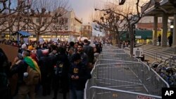 Para demonstran memrotes kehadiran Editor 'Breitbart News', tokoh ekstrim kanan Milo Yiannopoulos, di Berkeley, California Rabu (1/2) malam.