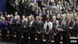 La audiencia aplaude al presidente Obama tras el discurso donde honró a las víctimas del ataque en Arizona.