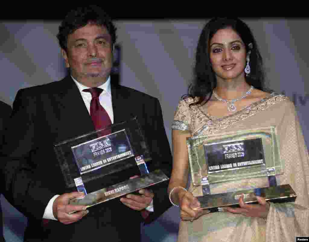 رشی کپور اور سری دیوی نے فلم چاندنی میں ایک ساتھ کام کیا تھا۔ دونوں فن کاروں کو 2008 میں لائف ٹائم ایوارڈ سے نوازا گیا تھا۔ آج یہ دونوں ہی فن کار اس دنیا میں نہیں ہیں۔ 