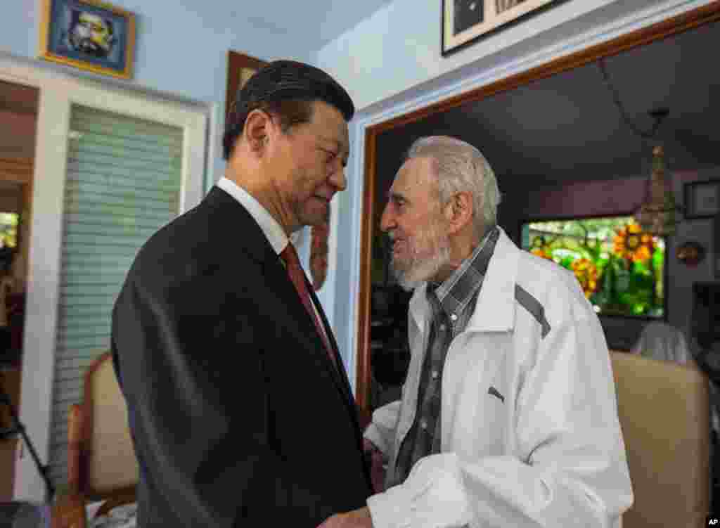 2014年7月22日,卡斯特罗在哈瓦那迎接中国国家主席习近平