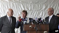 French Foreign Minister Bernard Kouchner, center, speaks during a joint press conference with Spanish Foreign Minister Miguel Angel Moratinos, left, and Palestinian negotiator Saeb Erekat, right, after their meeting with the Palestinian President Mahmoud