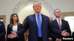 El expresidente de EEUU Donald Trump, a las puertas de un tribunal de Nueva York, tras enfrentarse a la primera jornada de juicio por un caso de fraude, el 2 de octubre de 2023.