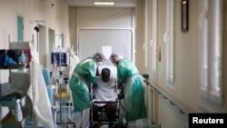 Un patient pratique des exercices de rééducation avec des kinésithérapeutes à l'unité post COVID-19 du Centre Hospitalier de Bligny à Briis-sous-Forges lors de la pandémie du COVID-19 en France, le 29 avril 2020. REUTERS / Benoit Tessier