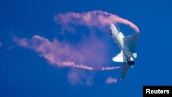 在中國珠海國際航空展上做飛行表演的中國人民解放軍空軍J-10戰機。（2018年11月6日） 