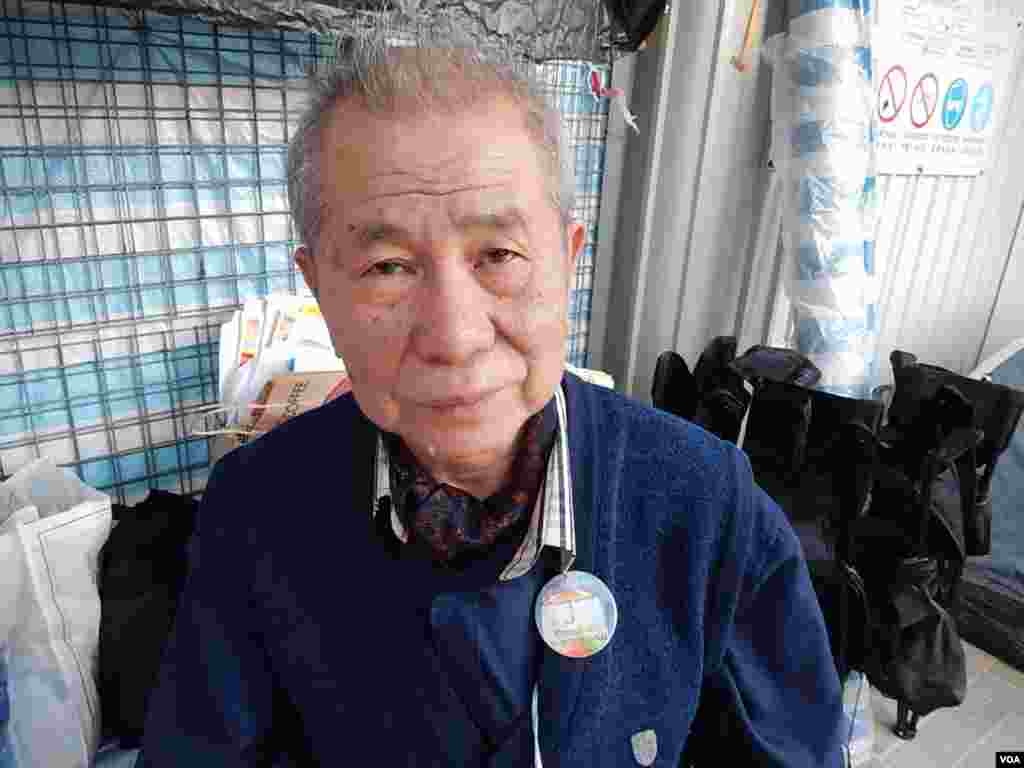 年約70歲的金鐘佔領者黃伯伯表示,擔心有激進示威者滲入金鐘導致清場時與警察發生衝突。