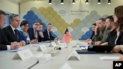 El secretario de Estado de Estados Unidos, Antony Blinken, se reúne con el presidente de Ucrania, Volodymyr Zelenskyy, en el Foro Económico Mundial en Davos. 