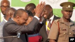 Uhuru Kenyatta, kiri, bertepuk tangan setelah ia dinyatakan sebagai pemenang pada pemilu ulang presiden di Pusat di Bomas, Nairobi, Kenya, 30 Oktober 2017 (foto: AP Photo/Sayyid Abdul Azim)