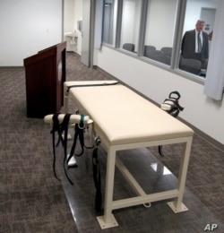 El alcaide Randy Blades observa la cámara de ejecución de la Institución de Máxima Seguridad de Idaho, en Boise, Idaho, el 20 de octubre de 2011.