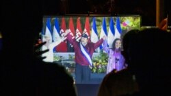 Vecinos siguen la toma de posesión del presidente Daniel Ortega, en una pantalla gigante en un parque en el barrio Julio Buitrago de Managua, Nicaragua, el lunes 10 de enero de 2022.