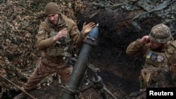 Los militares ucranianos de la 28ª Brigada Mecanizada separada disparan un mortero de 120 mm contra las tropas rusas en primera línea, en medio del ataque de Rusia contra Ucrania, cerca de la ciudad de Bajmut, Ucrania, el 15 de marzo de 2024. REUTERS/Oleksandr Ratushniak
