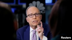 Analis ekonomi Larry Kudlow di New York Stock Exchange (NYSE), untuk acara yang ditayangkan di stasiun televisi CNBC, 7 Maret 2018. (Foto: dok).