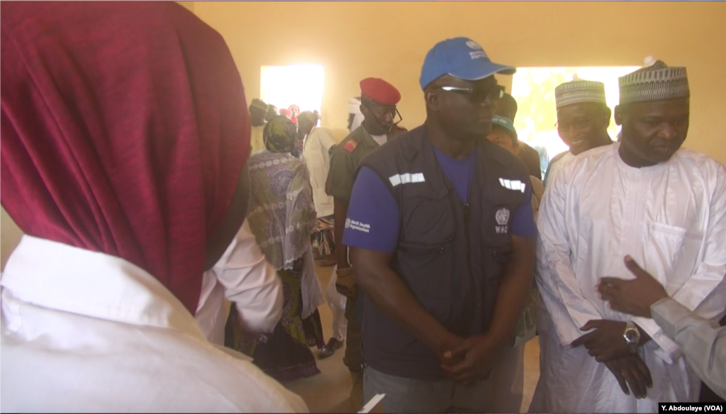 Wasu jami'an kiwon lafiya masu yi wa yara allurar rigakafin cutar sankarau a Jamhuriyar Nijar. Ranar 13 ga watan Afirilu, 2017