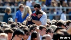 Des étudiants en choc, suite à la fusillade de Santa Barbara, en Californie