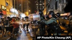 Polisi anti huru hara membubarkan pengunjuk rasa di Hong Kong, Minggu, 11 Agustus 2019.