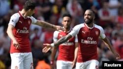 Le joueur d'Arsenal Alexandre Lacazette fête son but avec Granit Xhaka, à Londres, le 22 avril 2018.